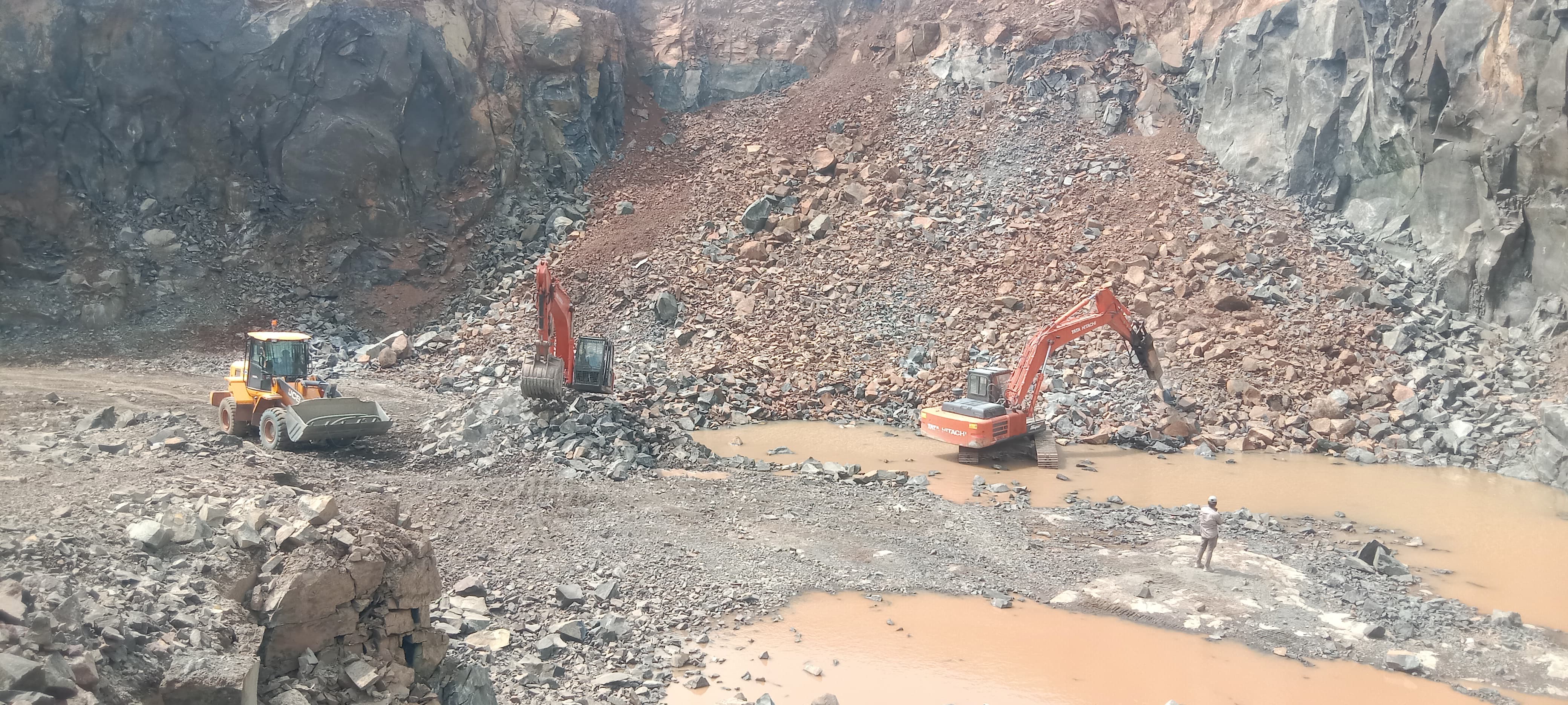 Loading at the quarry bench