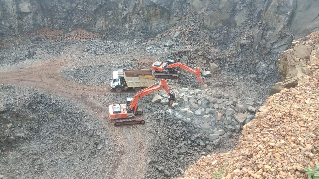 Crusher feed hopper being charged