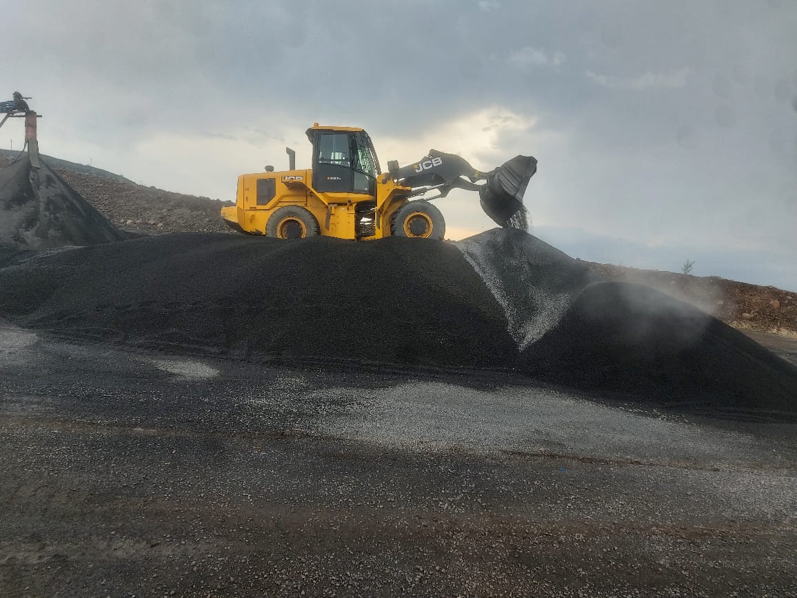 Loader working an aggregate stockpile at the MMI plant