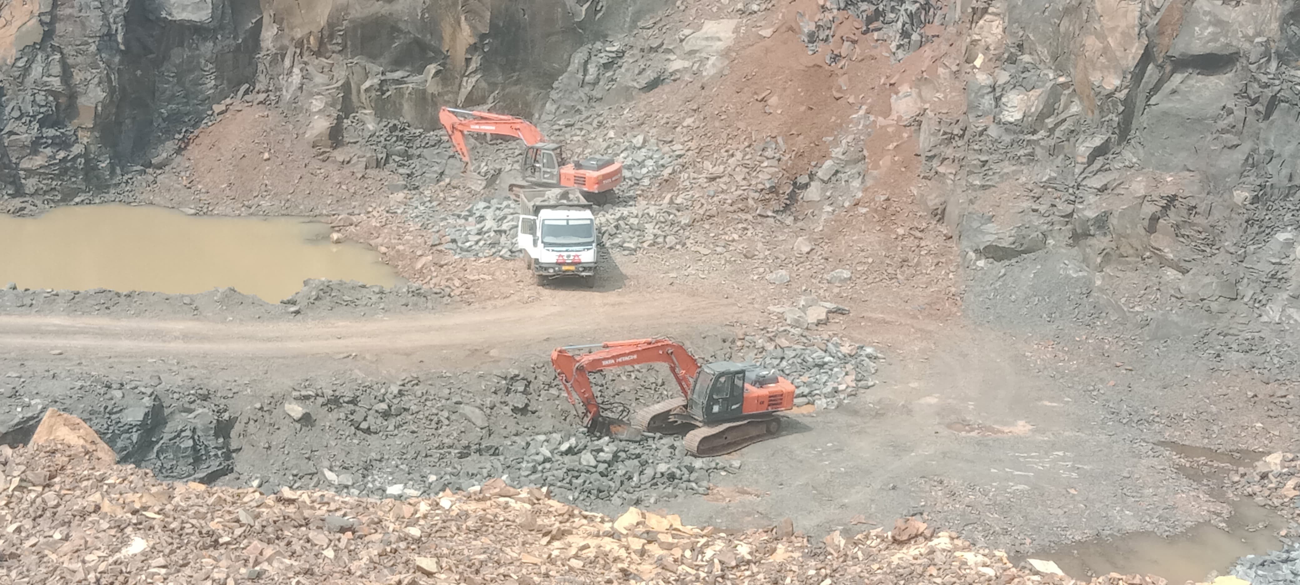 Benched quarry face