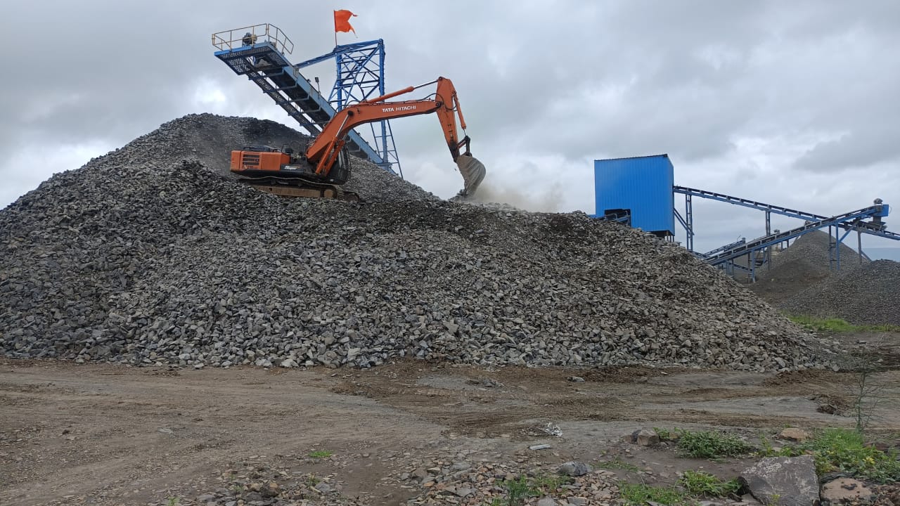Graded aggregate stockpile with conveyor