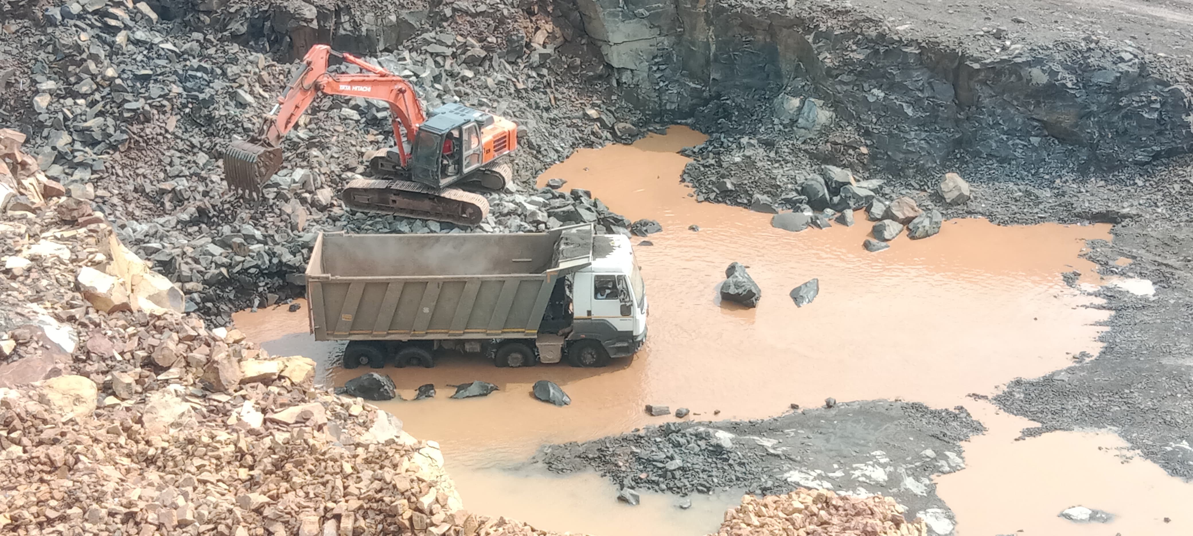 Tipper loading in the pit
